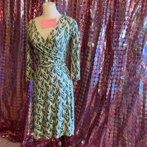 Dress v front neck with wrap style skirt dress in leaf pattern, size extra small